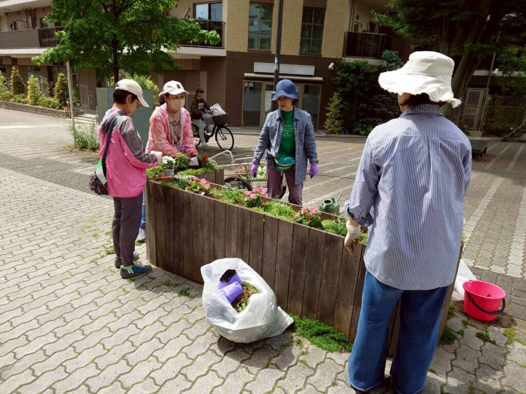 ベンチ花壇に植込み
