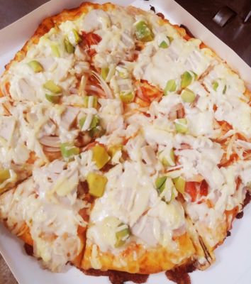 アボカドとサラダチキンとトマトソースピッツァ:ホール2592円 1ピース324円